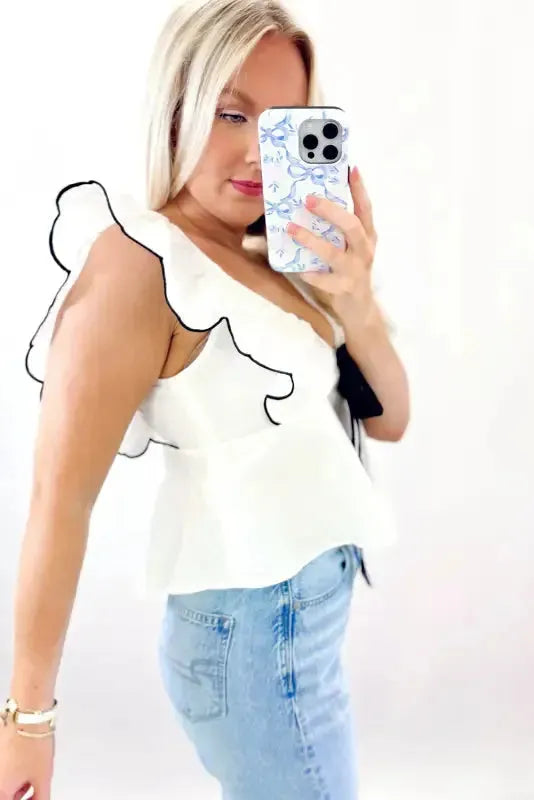 Κομψή μπλούζα σε ιβουάρ χρώμα – Φιόγκος σε αντίθεση και βολάν