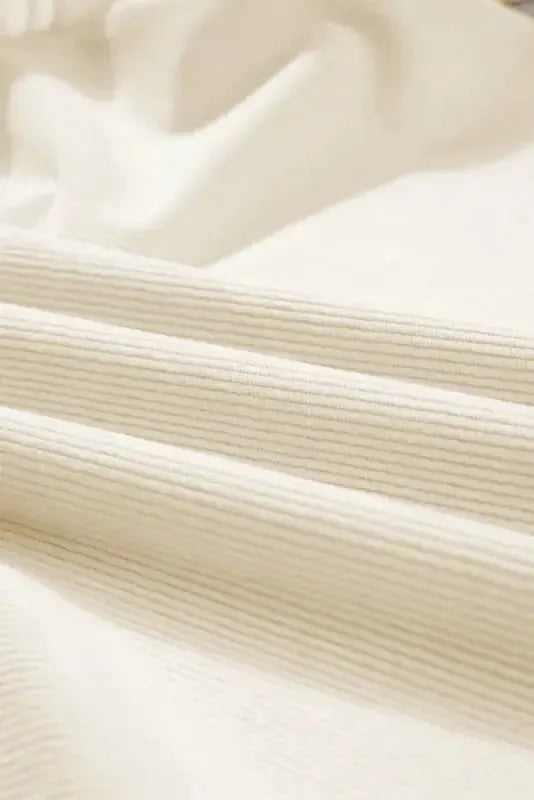 Μπλούζα με βολάν και charm από κοτλέ