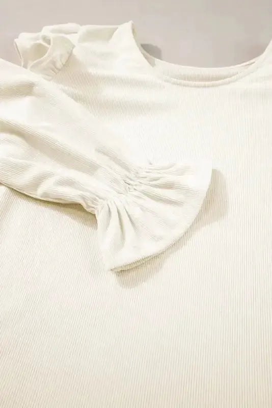 Μπλούζα με βολάν και charm από κοτλέ