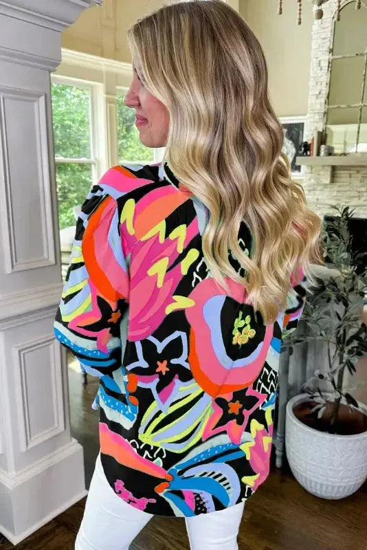 Μπλούζα με βολάν και λαιμόκοψη V με αιθέρια μοτίβα